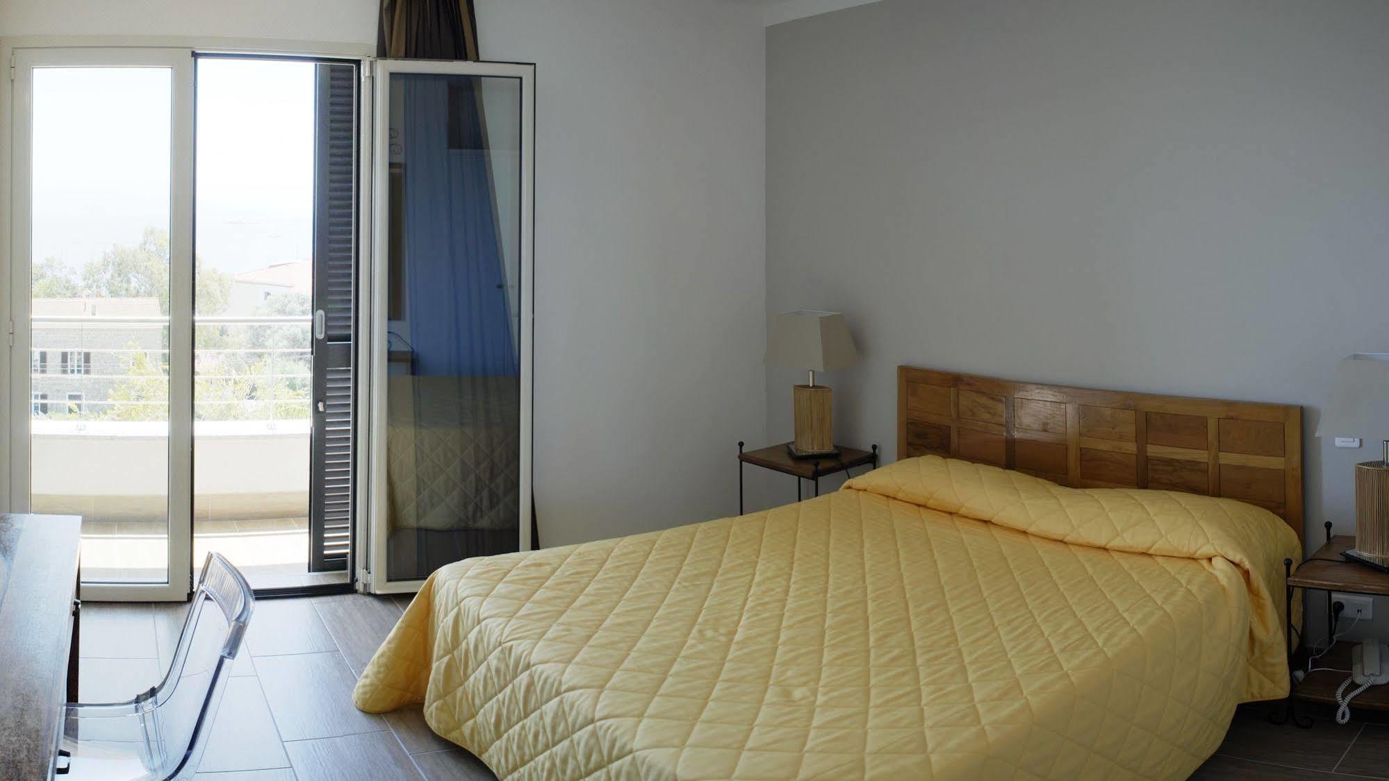 Hotel Les Eucalyptus Порто-Полло Экстерьер фото